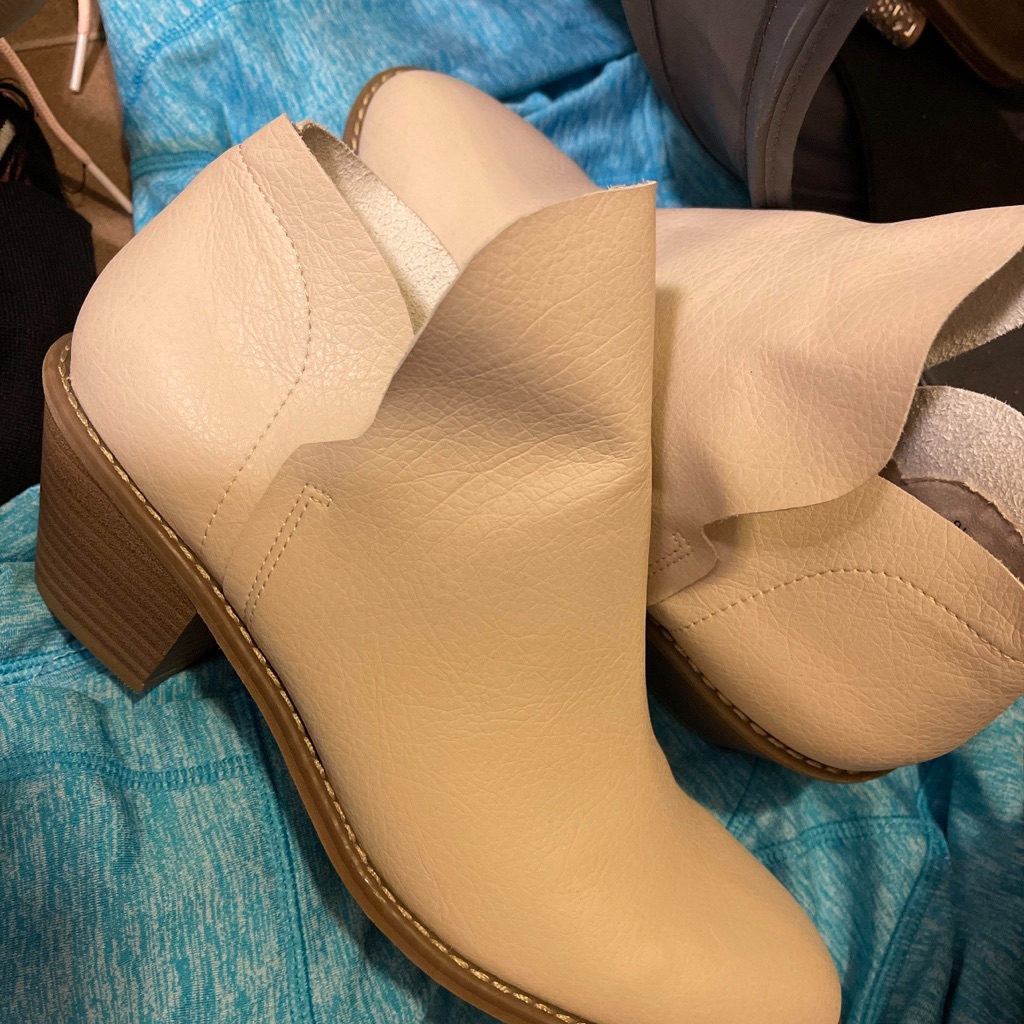Universal Studios Tan Heels. Size 9.5